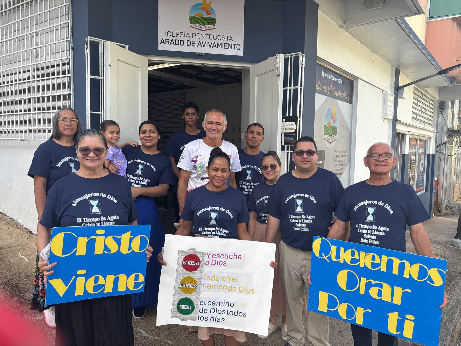 Familia de la Iglesia Arado de Avivamiento frente al templo