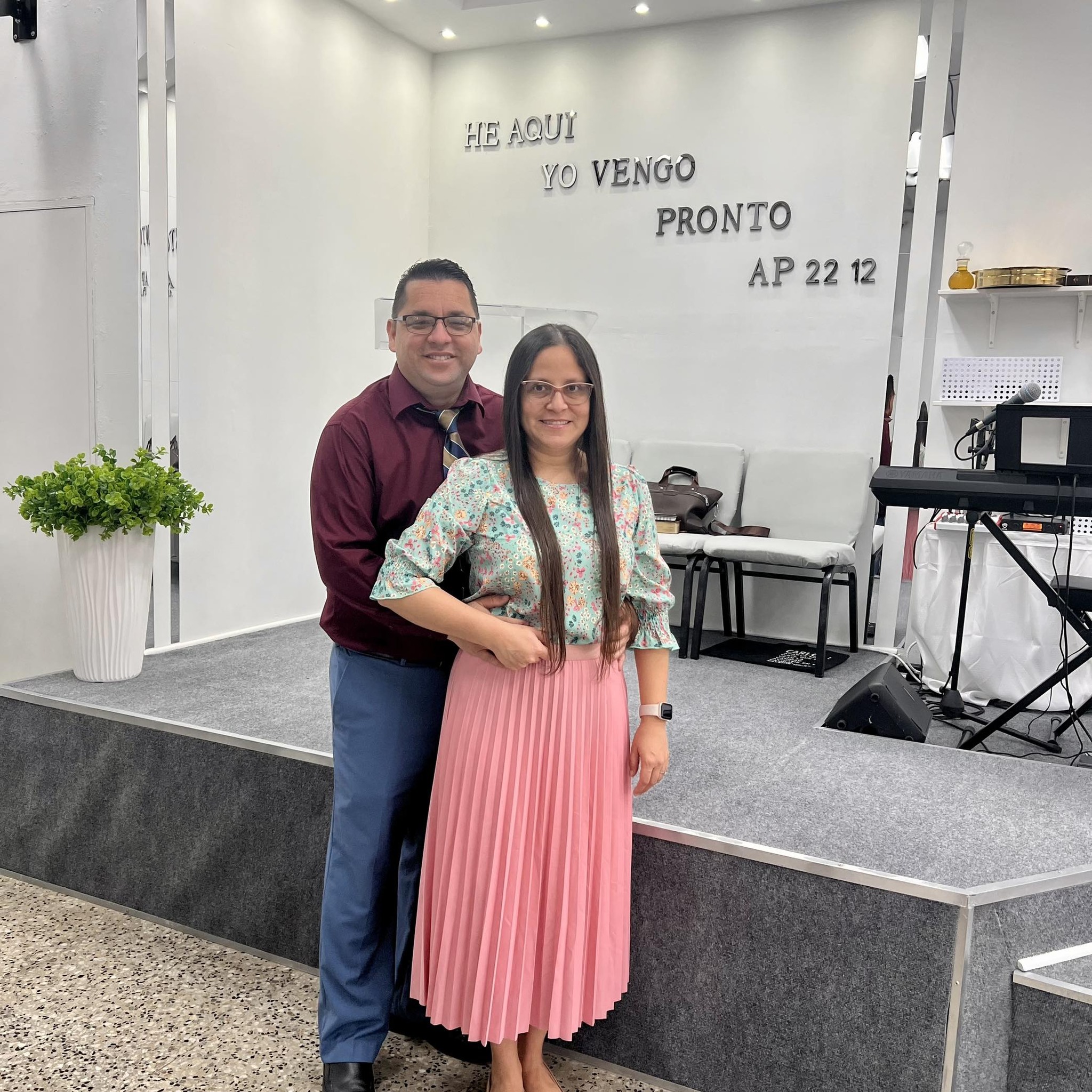 Pastor Carlos Cruz y Pastora Silma Peña